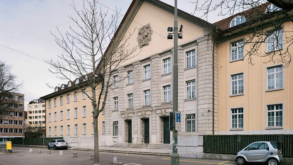 Vor dem Zürcher Bezirksgericht muss sich ein 62-Jähriger verantworten, der in Zügen männliche Teenager sexuell angegangen haben soll. (Symbolbild)