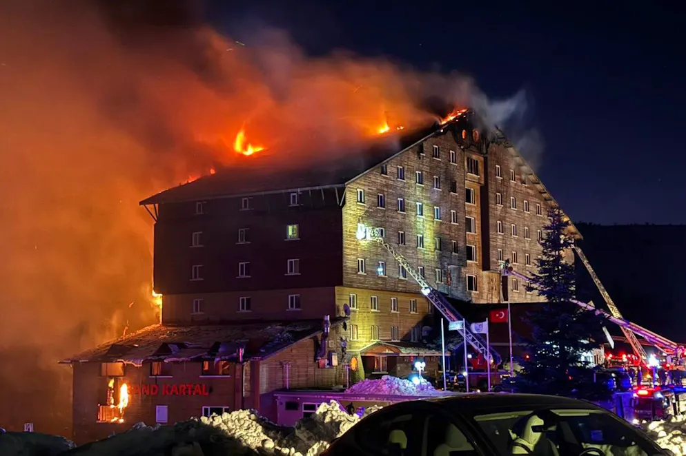 L'hotel in fiamme