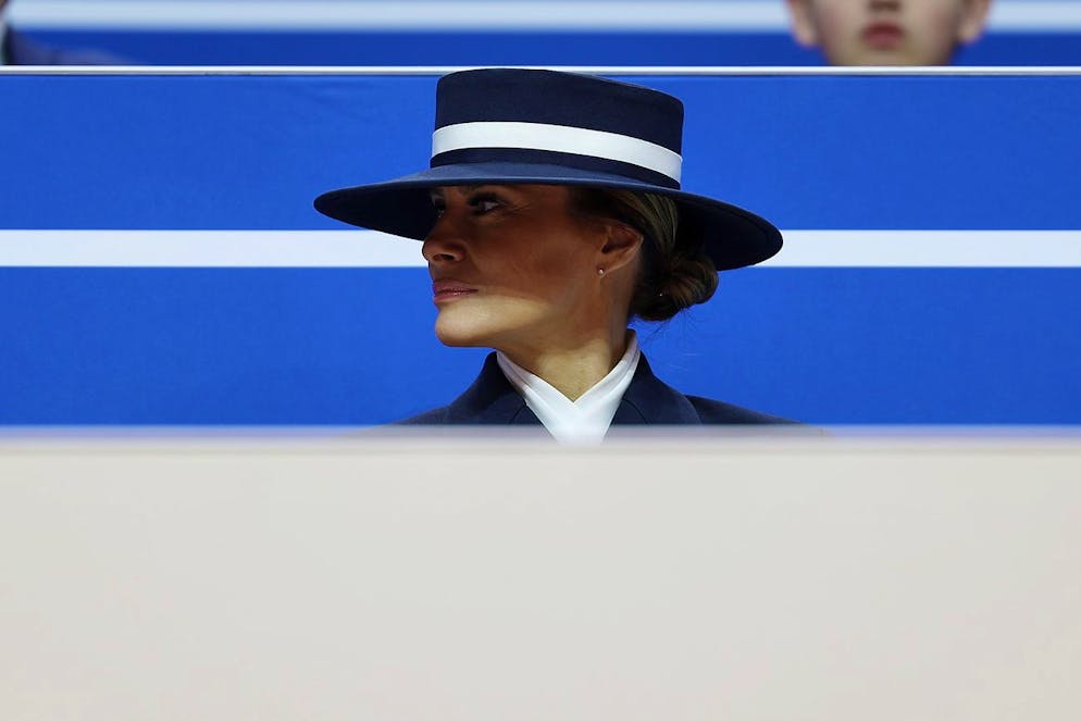 Melania Trump an Donald Trumps Amtseinführung. Melania Trump trug zur Amtseinführung ihres Ehemannes einen Hut mit einem cremefarbenen Band und gerader Krempe, die kaum einen Blick auf ihr Gesicht erhaschen liess.