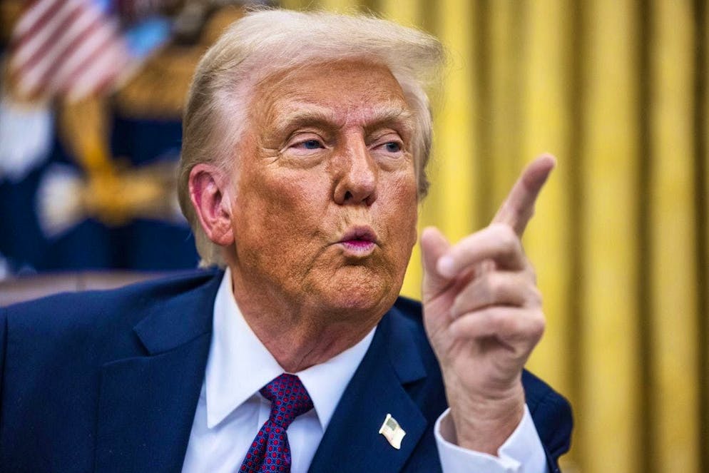 epa11840854 Il presidente degli Stati Uniti Donald Trump firma numerosi ordini esecutivi, tra cui la grazia per gli imputati delle rivolte del 6 gennaio e il rinvio del divieto di TikTok, nel primo giorno della sua presidenza nello Studio Ovale della Casa Bianca a Washington, DC, USA, 20 gennaio 2025. Trump, che ha sconfitto Kamala Harris per diventare il 47° presidente degli Stati Uniti, ha prestato giuramento all'inizio della giornata, anche se le cerimonie e gli eventi all'aperto previsti sono stati cancellati a causa delle temperature estremamente rigide. EPA/JIM LO SCALZO / PISCINA