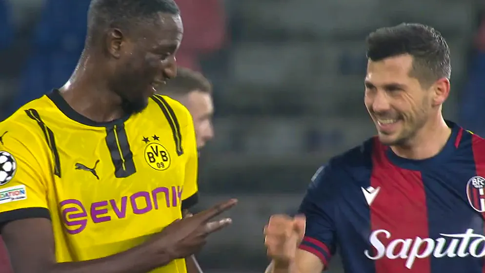 Remo Freuler (rechts) und Serhou Guirassy spielen während einer Champions-League-Partie Schere, Stein, Papier.