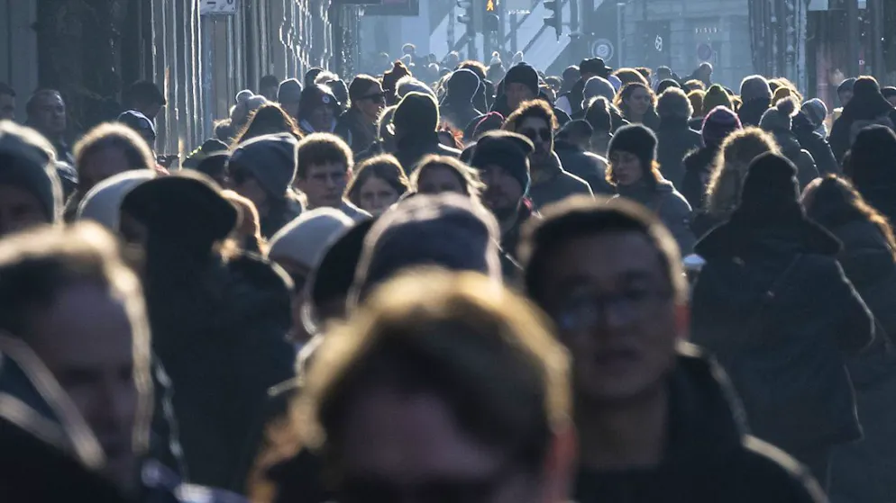 Sonntagsverkauf in der Adventszeit an der Zürcher Bahnhofstrasse. Die zuständigen Parlamentskommissionen wollen neu bis zu zwölf Sonntagsverkäufe im Jahr erlauben. (Archivbild)