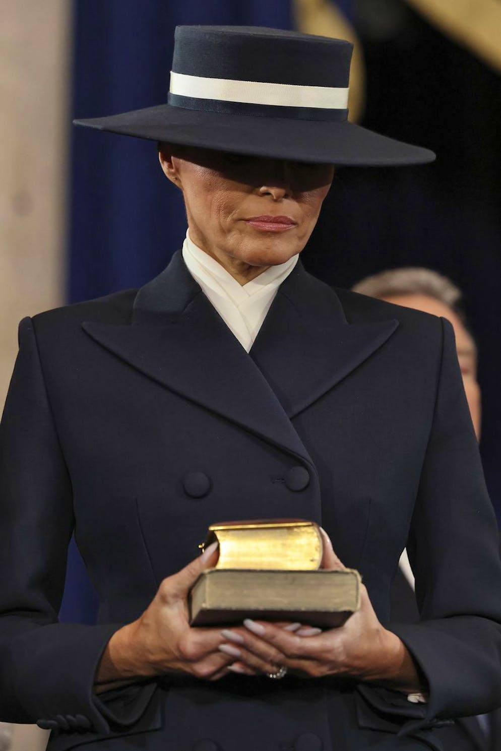 Melania Trump et son chapeau. Un choix intrigant qui a suscité bien des questions: pourquoi un chapeau à un tel événement? Était-ce un symbole?