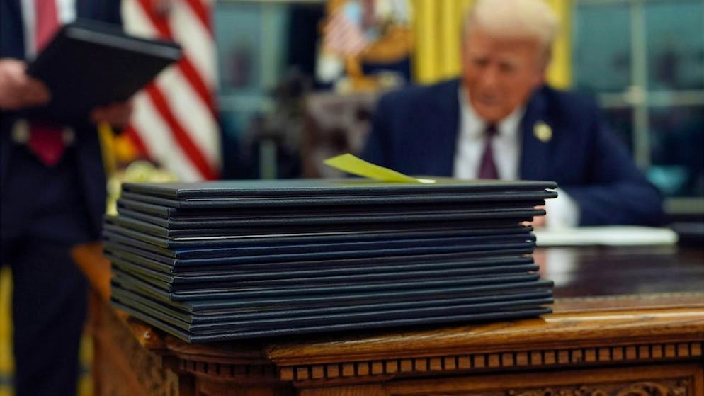 Fra gli ordini esecutivi. Trump ritira gli Stati Uniti dall' accordo globale sulle tasse dell'OCSE