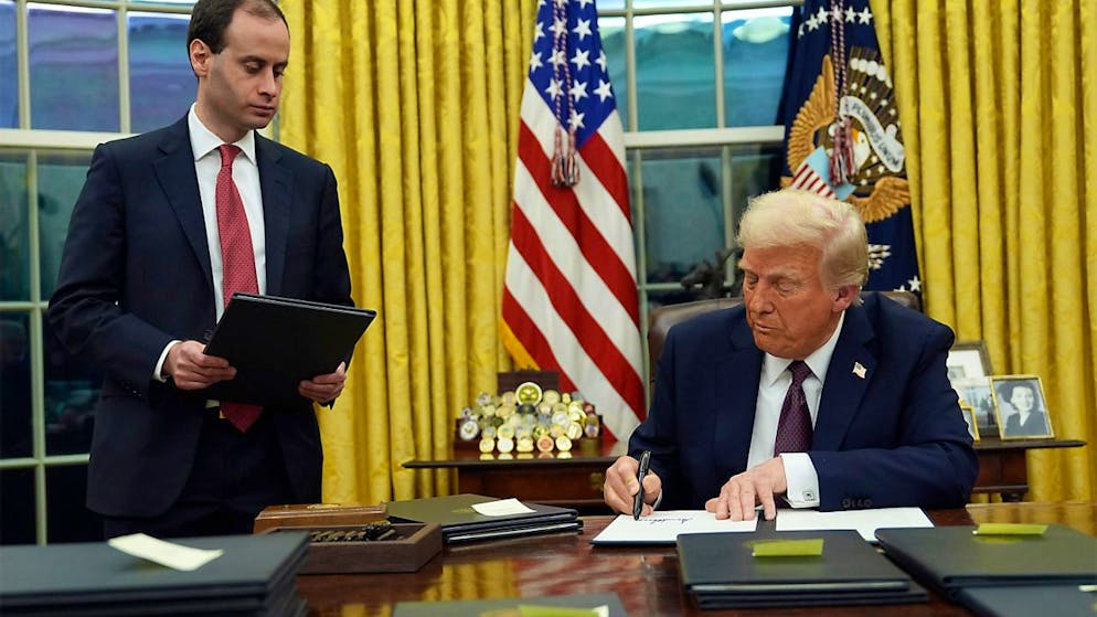 US-Präsident Donald Trump unterzeichnet eine Anordnung zu TikTok im Oval Office des Weißen Hauses. Foto: Evan Vucci/AP/dpa