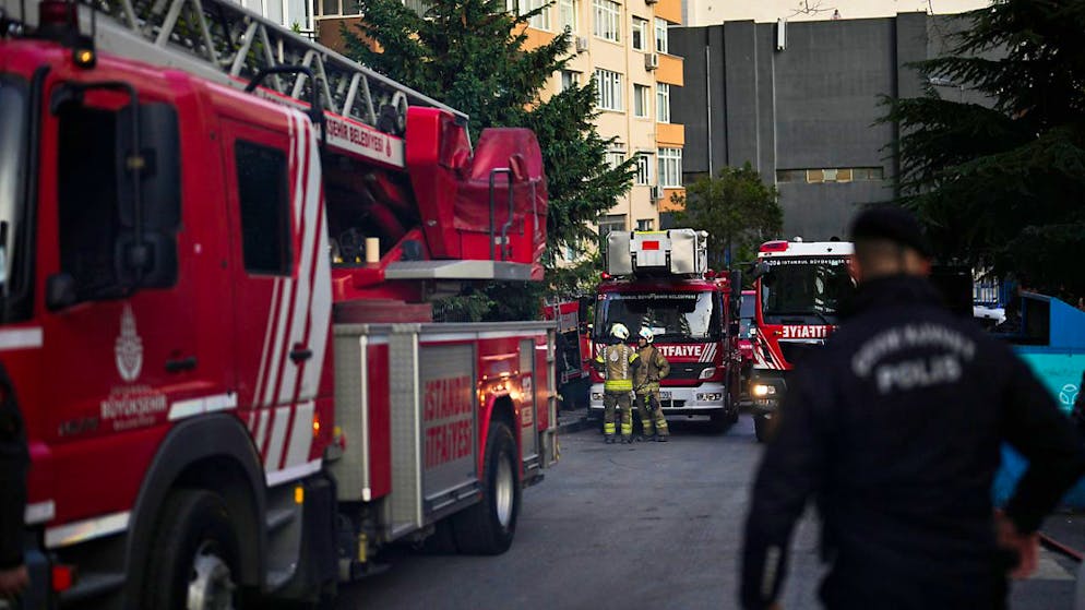 ARCHIV - Feuerwehrleute arbeiten nach einem Brand in einem Istanbuler Nachtclub im April. Foto: Khalil Hamra/AP/dpa
