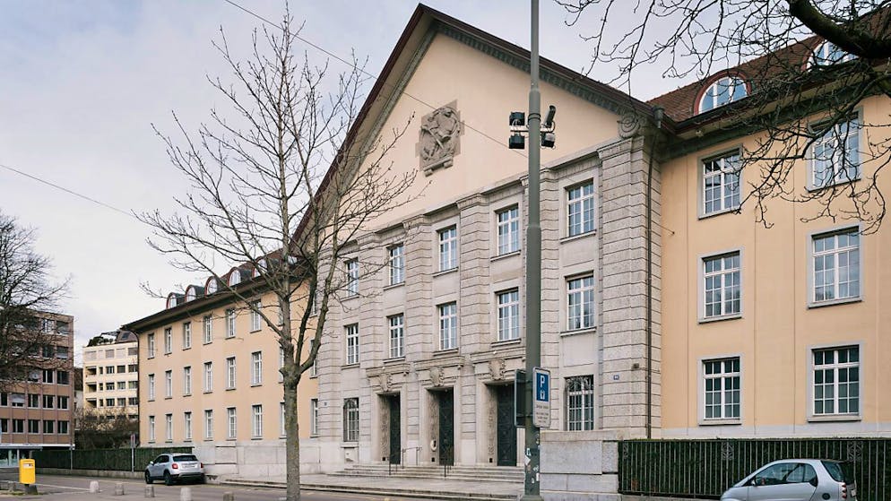 Vor dem Zürcher Bezirksgericht muss sich ein 62-Jähriger verantworten, der in Zügen männliche Teenager sexuell angegangen haben soll. (Symbolbild)