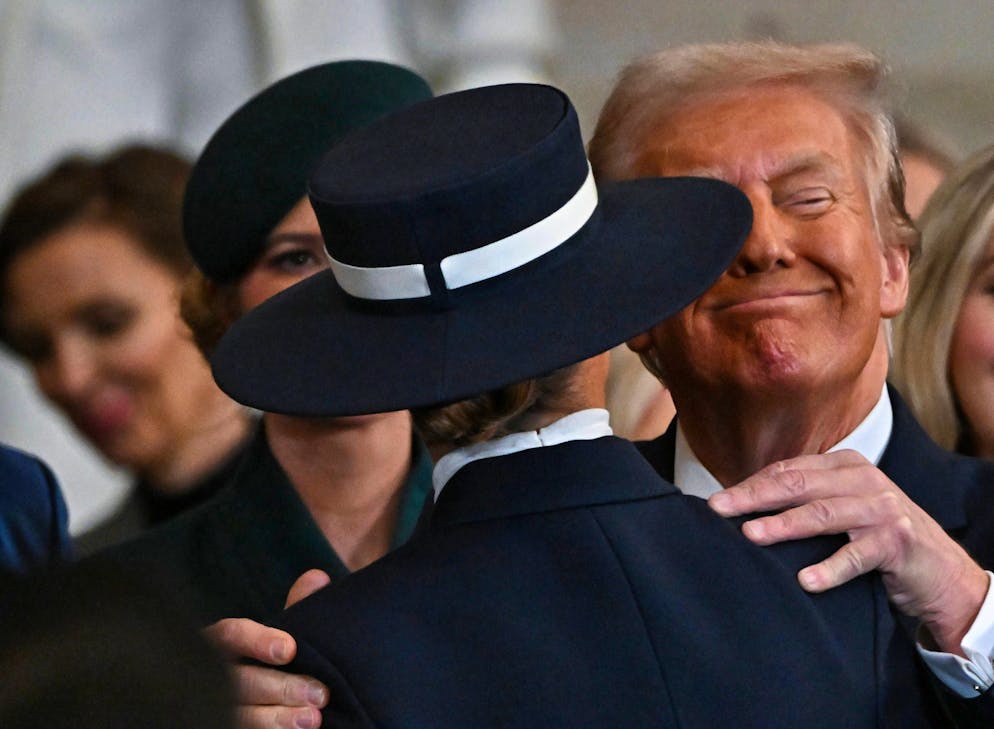 Melania Trump et son chapeau. La First Lady portait un chapeau signé Eric Javits à l'investiture de Donald Trump.