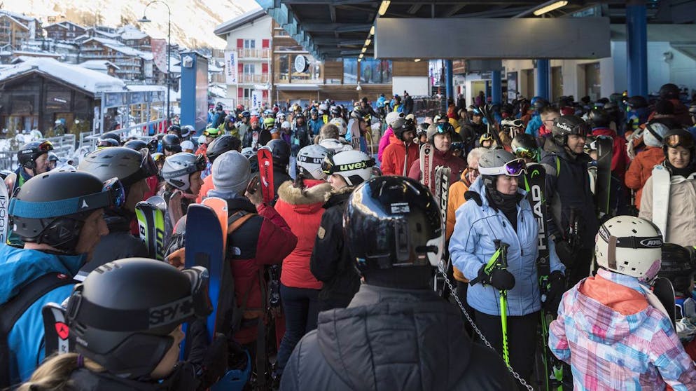 Viele Feriengäste drängt es in die Berge – mit Folgen auf den Strassen. 