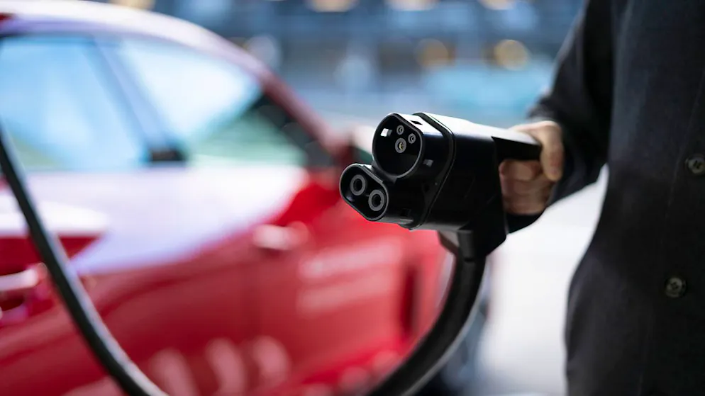 Il mercato preferisce l'ibrido all'elettrico.