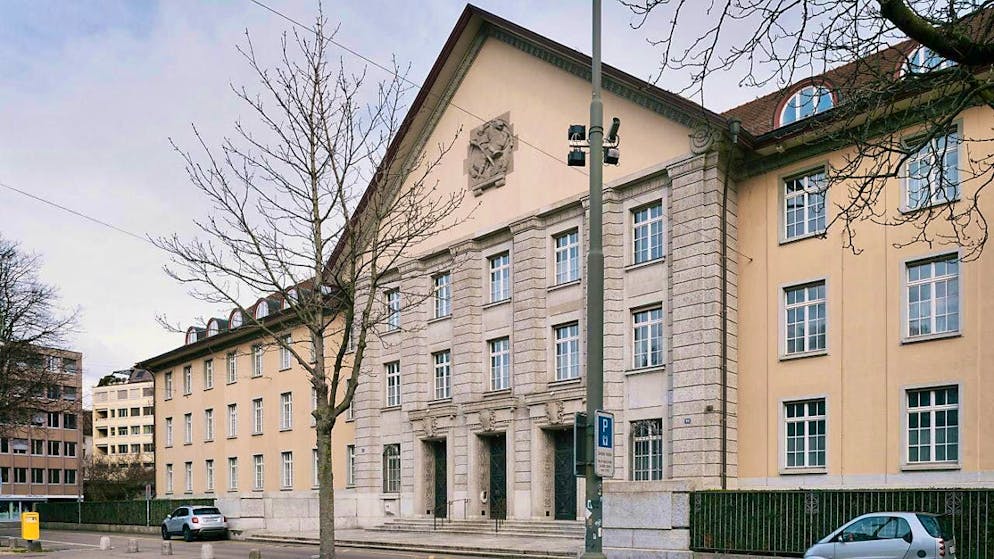 A 62-year-old man is on trial at Zurich District Court for allegedly sexually assaulting male teenagers on trains. (symbolic image)