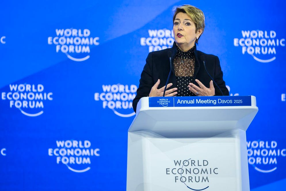 La Presidente della Confederazione Karin Keller-Sutter pronuncia il discorso d'apertura durante il 55° incontro annuale del World Economic Forum, WEF, a Davos, Svizzera, martedì 21 gennaio 2025.
