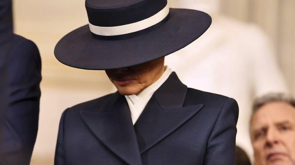 Die First Lady und ihr übergrosser Hut. «Melania Trumps Outfit sagt, dass sie eigentlich nicht da ist»