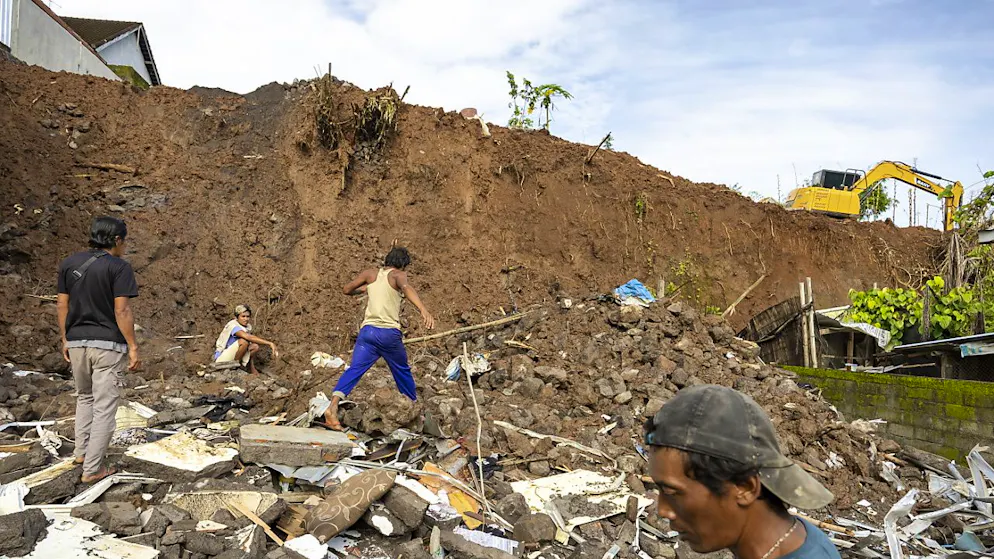 Indonesia: una frana provoca 16 morti e 10 feriti