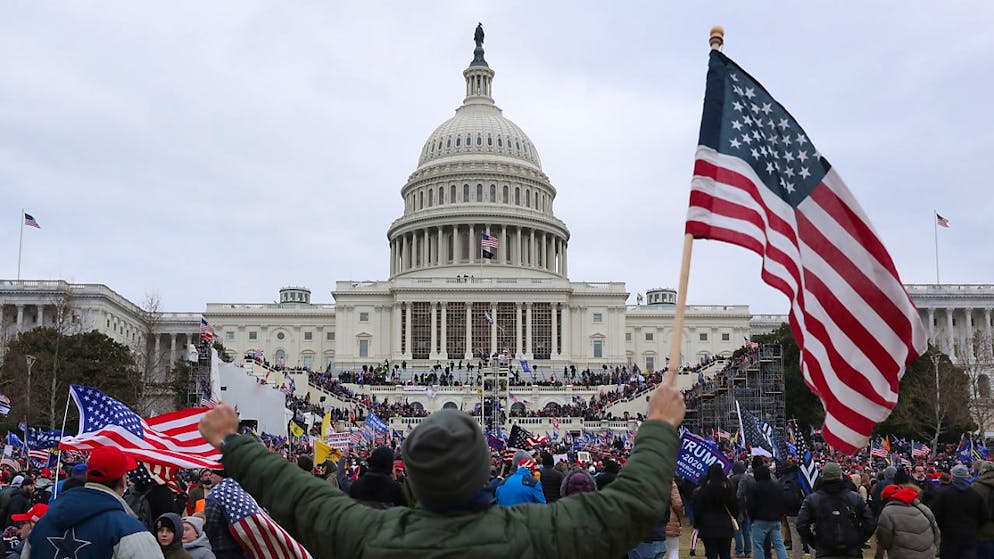 Colpo di spugna di Donald Trump a vantaggio delle oltre 1'500 persone condannate per l'assalto al Campidoglio del 6 gennaio 2021.