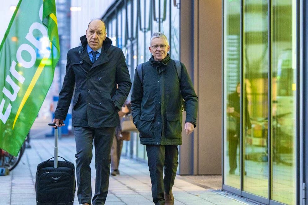 The former director of VBL, Norbert Schmassmann (right), and his defense lawyer Arno Thürig on the way to the trial.
