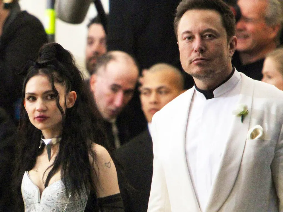 « Je ne suis pas lui»: Grimes a dû une nouvelle fois faire la part des choses après le geste d'Elon Musk le 20 janvier dénoncé par beaucoup comme étant un salut nazi.