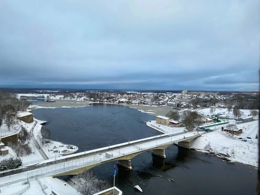 EU: Warnung vor möglichem russischem Angriff ab 2028 - Gallery. Vor allem baltische Staaten wie Estland - hier im Bild eine Grenzbrücke von der Stadt Narva nach Russland - gelten als mögliches Angriffsziel. (Archivbild)
