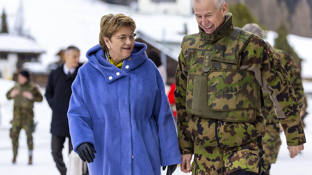 La consigliera federale Viola Amherd ha visitato le truppe con il divisionario ticinese Maurizio Dattrino