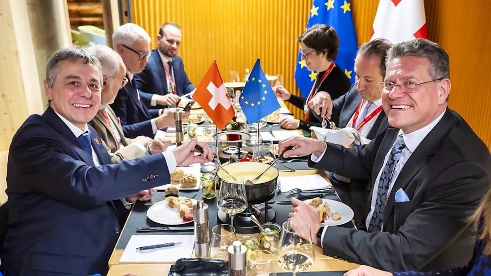 Il capo del Dipartimento federale degli affari esteri (DFAE) Ignazio Cassis a tavola con il Commissario europeo Maros Sefcovic.