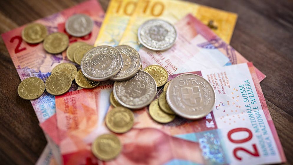 Sparerinnen und Sparer müssen sich mit immer tieferen Zinsen begnügen. Im Januar ist die durchschnittliche Verzinsung auf den Sparkonten der Schweizer Banken auf noch 0,35 Prozent zurückgegangen. (Symbolbild)