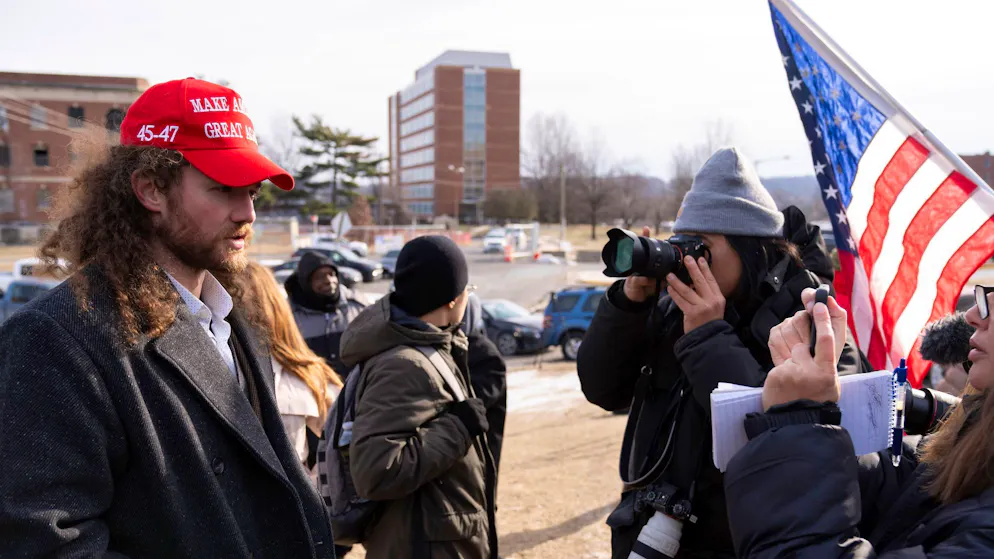 Trumps triumphierende Straftäter und Zweifel am Rechtssystem - Gallery. An verschiedenen Orten in den USA wurden Verurteilte der Kapitol-Attacke aus dem Gefängnis entlassen.