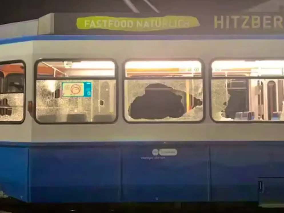 Ein Tram wurde bei einer Auseinandersetzung zwischen FCZ-Fans und GCZ-Fans stark beschädigt.