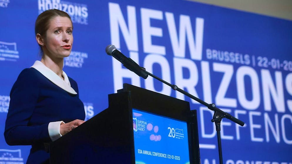 "Il est temps d'investir!", a lancé Kaja Kallas, dans un discours à la tonalité sombre, lors d'une conférence à Bruxelles. Pour la responsable estonienne, l'incapacité de l'Europe à dédier suffisamment de ressources à ses capacités militaires envoie "un signal dangereux à l'agresseur".