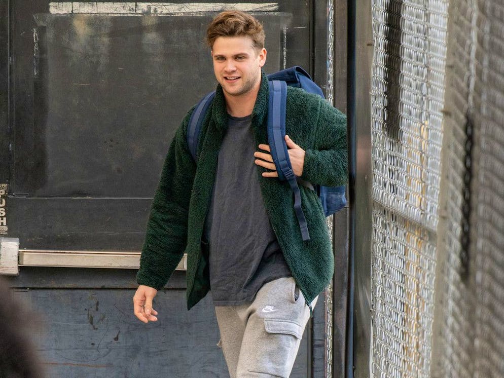 La trama segue Edward Brooks, un giovane matematico brillante interpretato da Leo Woodall (in foto).