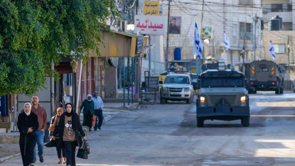 dpatopbilder - Fahrzeuge der israelischen Armee sind während einer Militäroperation in der Westjordanland-Stadt Dschenin zu sehen. Foto: Majdi Mohammed/AP/dpa