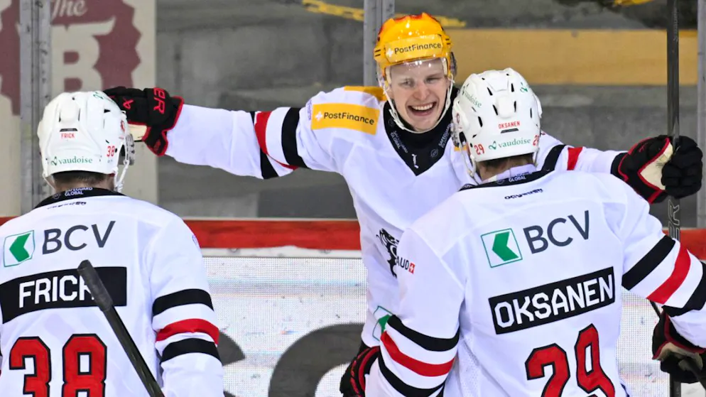 Antti Suomela freut sich über das 3:2-Siegtor in der Overtime auswärts in Bern