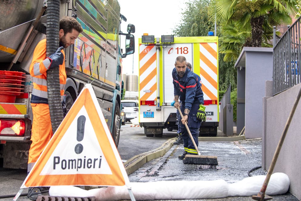 I pompieri al lavoro dopo che un’auto è andata in fiamme in via Carlo Cattaneo a Mendrisio (foto d'archivio).