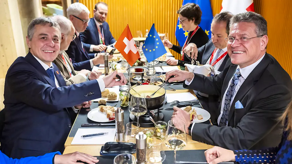 Le ministre des Affaires étrangères Ignazio Cassis (à gauche) et le commissaire européen Maros Sefcovic se sont rencontrés mercredi en marge du WEF à Davos autour d'une fondue.