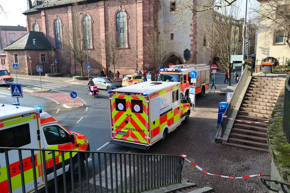 Ambulanzen vor dem Park, wo es zum Anschlag kam. 