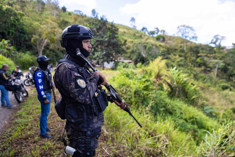 Des fonctionnaires de la Police nationale bolivarienne (PNB) et des agences de sécurité participent à une opération contre le chef du gang criminel de Petare, Wilexis Acevedo Monasterio, à Filas de Mariches, secteur de La Lagunita, État de Miranda, Venezuela, 22 janvier 2025.