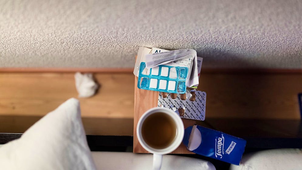 17'850 Personen suchten in der Schweiz letzte Woche wegen plötzlich auftretendem hohem Fieber und Husten oder Halsschmerzen eine Arztpraxis auf. (Symbolbild)