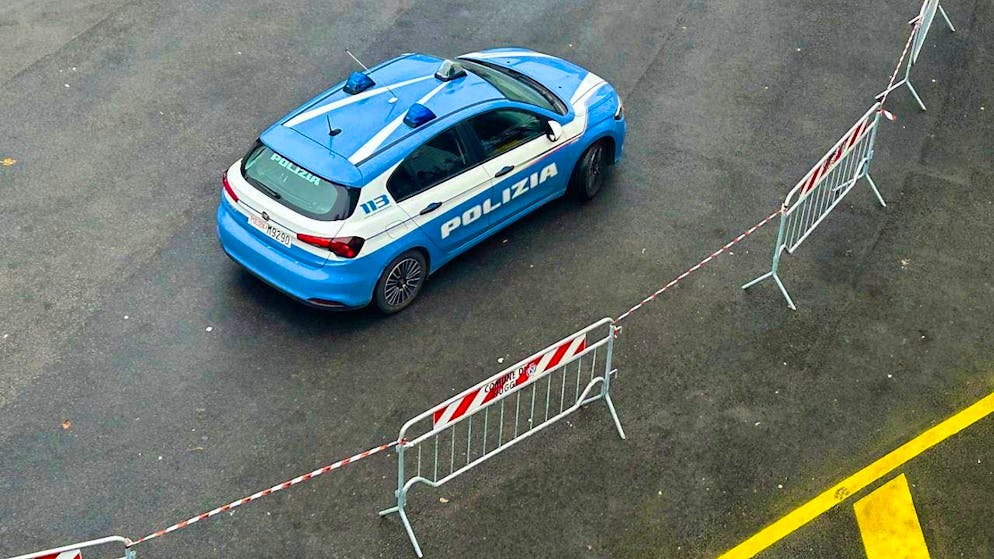 ARCHIVE - An Italian police car stands in front of a barrier (symbolic image). Photo: Christoph Sator/dpa