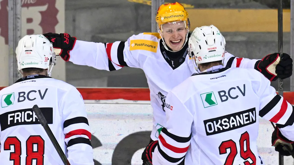 Antti Suomela (au centre) a marqué deux fois pour reverser le match à Berne.