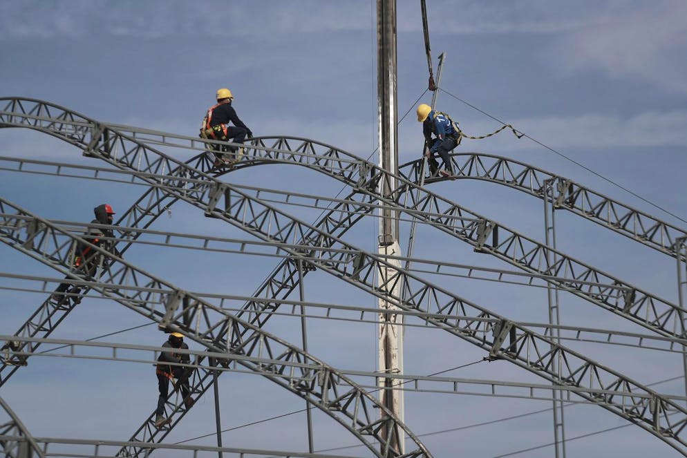 Anti-immigration USA. Des ouvriers commencent l'installation d'un abri temporaire pour les personnes susceptibles d'être expulsées des États-Unis, à Ciudad Juarez, au Mexique, mercredi 22 janvier 2025. (AP Photo/Christian Chavez)