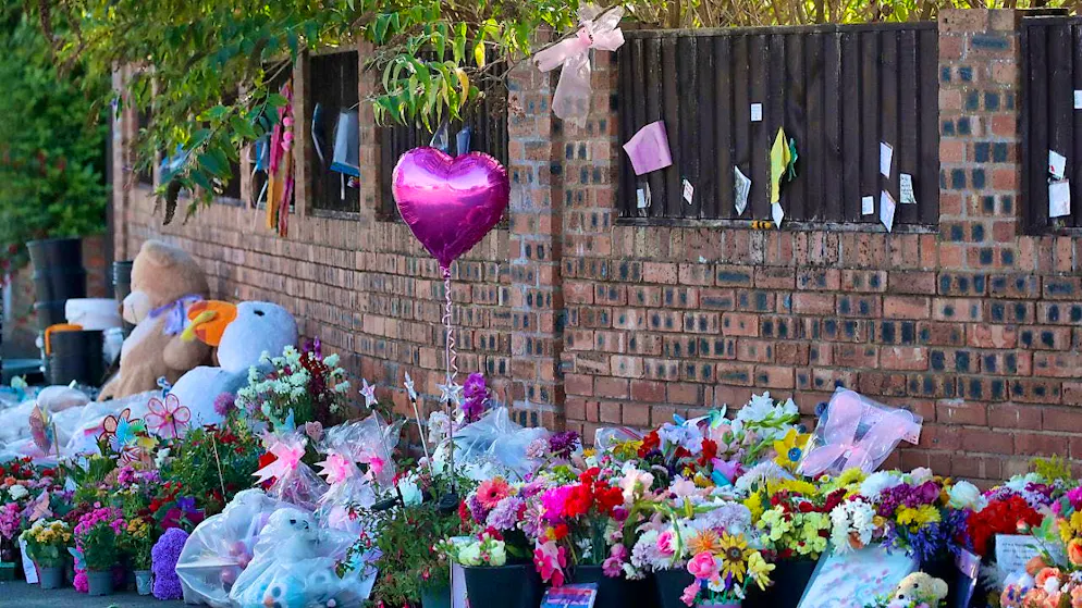 ARCHIVE - People lay flowers near the scene of the crime. Photo: Scott Heppell/AP/dpa/Archive image
