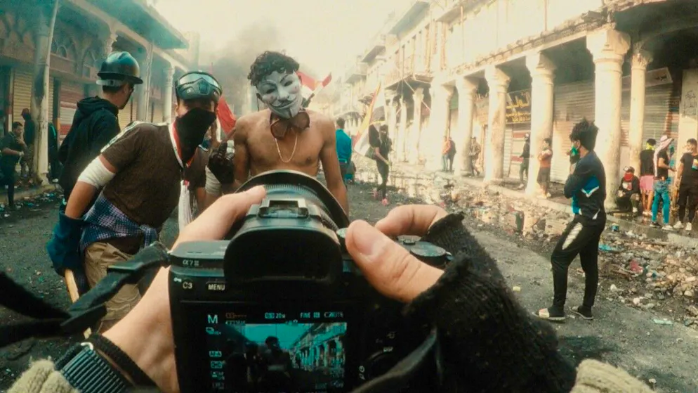 In «Immortals» verteidigen zwei junge Menschen im Irak ihre Träume - Gallery. "Immortals" zeigt die Proteste und brutalen Auseinandersetzungen in Bagdad von 2019 durch die Linse von Protagonist und Kameramann Khalili.