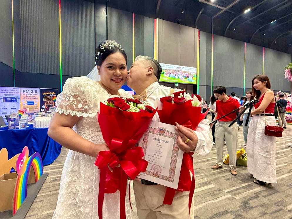 «Ehe für alle» startet in Thailand mit Massenhochzeit - Gallery. Zahlreiche Paare kamen zu einer Massenhochzeit ins Einkaufszentrum Siam Paragon in Bangkok.