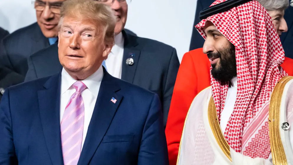 ARCHIV - Donald Trump (l), Präsident der Vereinigten Staaten von Amerika (USA), und Mohammed bin Salman, Kronprinz von Saudi-Arabien, stehen beim Gruppenbild zum Start des G20-Gipfels nebeneinander. Foto: Bernd von Jutrczenka/dpa