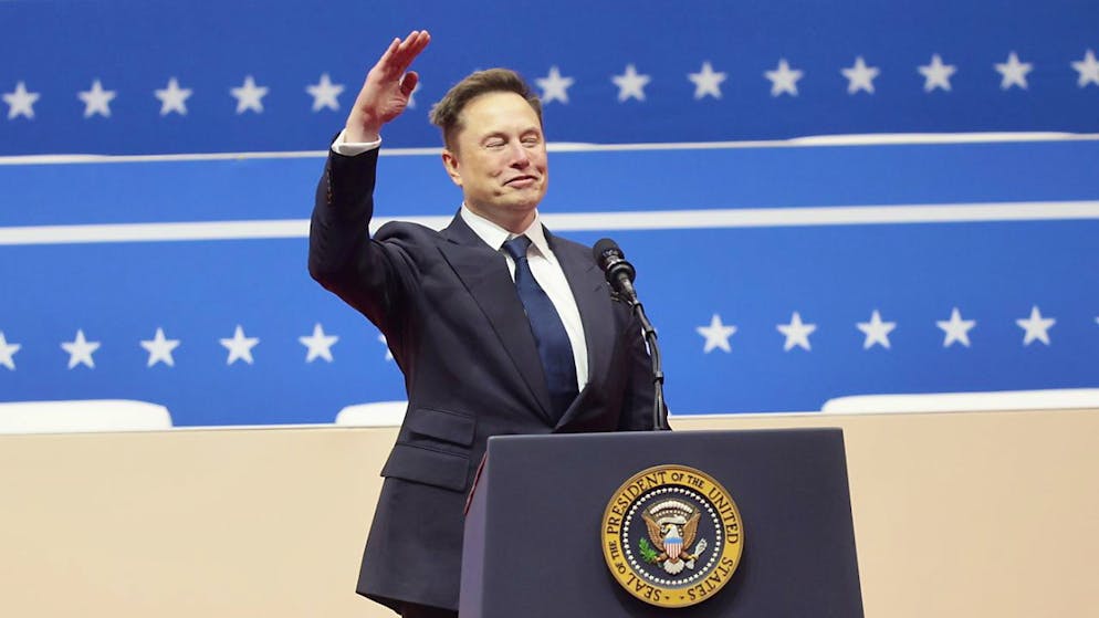 Dopo braccio teso. Musk: «Propaganda sul braccio teso, stop ai fondi a Wikipedia». Il fondatore dell'enciclopedia replica