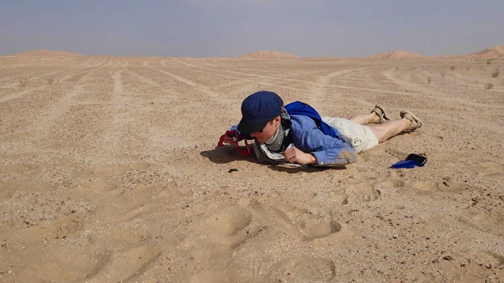 Anna Zappatini, eine Mitarbeiterin des Naturhistorischen Museums Bern (NMBE), untersucht den Meteoriten am Fundort.