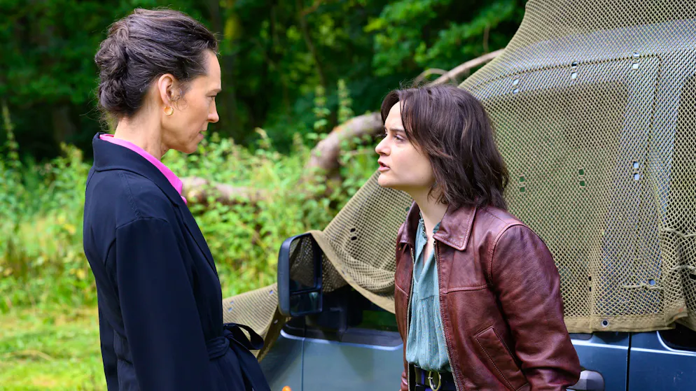 Mit diesem alten Bekannten bekamen es die Saarbrücker «Tatort»-Kommissare zu tun. Carla Radek (Lena Urzendowsky, rechts) stellte ihre Mutter Béatrice Radek (Sabine Timoteo) nach Jahren zur Rede.