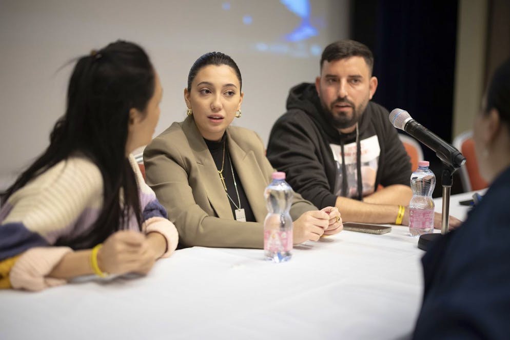 Yuval Raphael (al centro della foto), sopravvissuta alla strage di Hamas al Nova festival il 7 ottobre 2023 rappresenterà Israele all'Eurovision 2025.