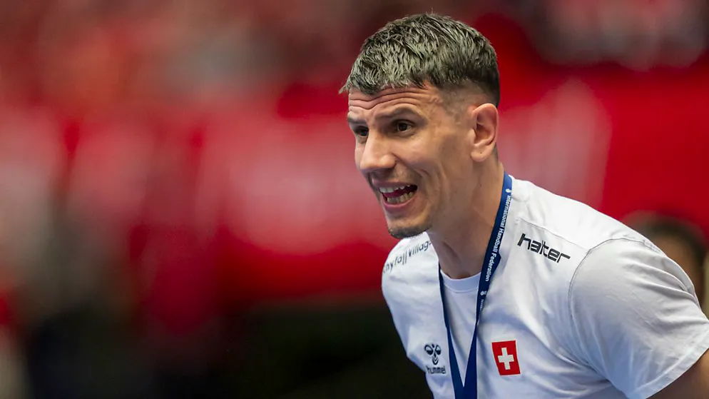 Der Schweizer Nationaltrainer Andy Schmid während des Spiels gegen Dänemark