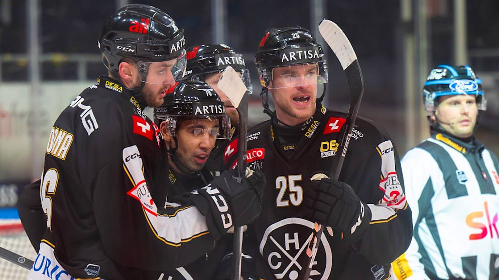 Luganos Stéphane Patry (Bildmitte) bejubelt mit seinem Teamkollegen das zwischenzeitliche 2:1 für Lugano.