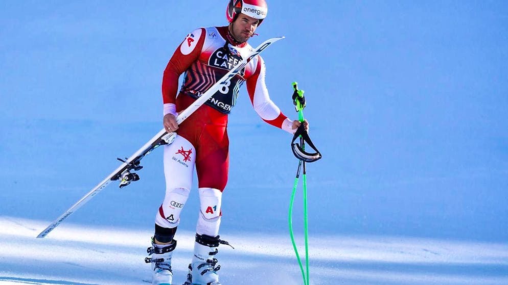 Vincent Kriechmayr crosses the finish line in Wengen on one ski after his fall in the final S run